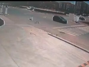 Otomobilin Çarptığı Bisiklet Sürücüsü Metrelerce Sürüklendi