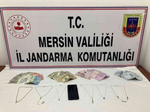 Hırsızlık Şüphelisi Çaldığı Altın Ve Paralarla Birlikte Yakalandı