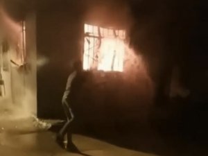 Alevlere Teslim Olan Evi Mahalleli Kovalarla Taşıdığı Suyla Söndürmeye Çalıştı