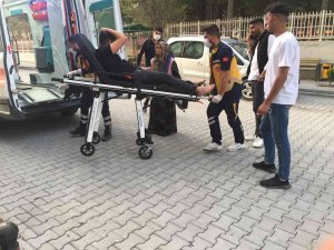Yolun Karşısına Geçmek İsteyen Gencin Ayağını Otomobil Ezdi