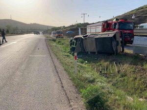Manisa’da Yoldan Çıkan Kamyonet Devrildi: 1 Yaralı