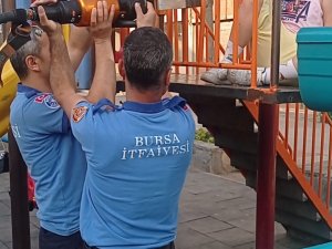 Bursa’da Kaydırak Demirlerine Sıkışan Çocuğu İtfaiye Böyle Kurtardı