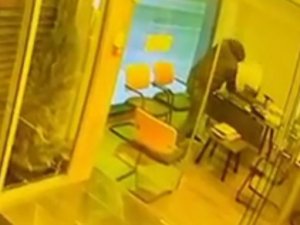 Camı Tekmeleyerek Kırıp Bilgisayar Çalan Hırsız Kamerada