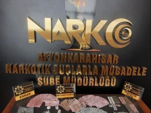 Uyuşturucu Ve Dolarla Yakalandılar