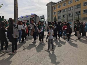 14 Yaşındaki Çocuk, Lise Öğrencisini Okulun Önünde Defalarca Bıçakladı