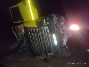 Şarampole Devrilen Tırın Sürücüsü Yaralandı