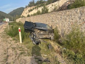 Kontrolden Çıkan Otomobil İstinat Duvarına Çarparak Durabildi