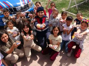 Jandarma Ekipleri Köyde Yaşayan Çocuklara Bayram Sevincini Önceden Yaşattı