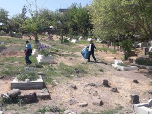 Sur’da Ramazan Bayramı Öncesi Mezarlıklar Temizlendi