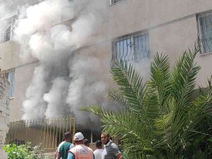Apartmanın Bodrum Katında Yangın Çıktı, Vatandaşlar Balkondan Tahliye Edildi