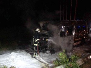 Antalya’da Transfere Giden Tur Minibüsü Alev Alev Yandı, Sürücü Canını Zor Kurtardı