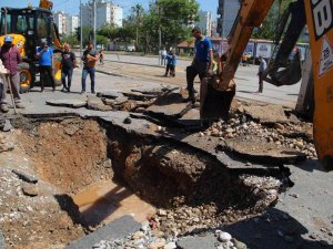 Antalya’da Su Borusu Patladı, Yol Çöktü