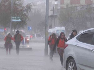 Erzurum’da Dolu Ve Sağanak Yağış Etkili Oldu