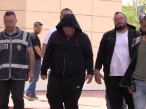Trafikte Makas Atan Magandalar Kendilerini Uyaran Sürücünün Aracına Saldırdı