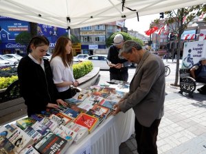 Dünya Kitap Hediye Etme Gününde 2 Bin Kitap Dağıtıldı