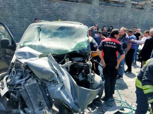 Hurdaya Dönen Araç İçinde Sıkışan Sürücüyü Ekipler Kurtardı