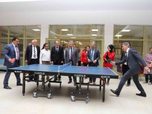 Vali Ve Başkan Masa Tenisi Oynadı, Bakan Yardımcısı Hakem Oldu