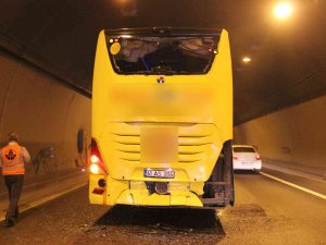 Kocaeli’de İçinde 20 Kişinin Bulunduğu Otobüse Tır Çarptı