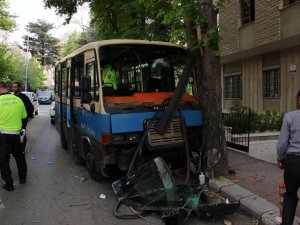 Freni Arızalanan Minibüs Ağaca Çarptı: 5 Yaralı