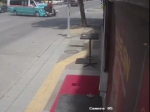 Motorlu Kurye Ölümden Döndü, O Anlar Kameraya Yansıdı