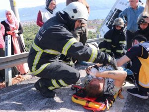 Freni Tutmayan Çekici, Üzerindeki İş Makinesiyle Birlikte Devrildi
