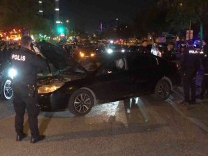 Polisten Kaçan Sürücü Kaza Yapınca Yakalandı, Kazada 2 Kişi Yaralandı