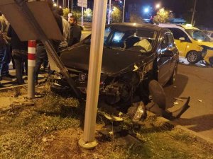 Diyarbakır’da Ticari Taksi İle Otomobil Kafa Kafaya Çarpıştı: 2 Yaralı