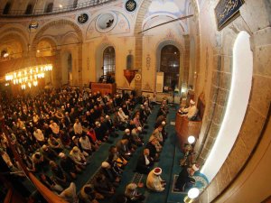 Kadir Gecesi’nde Eller Dua İçin Semaya Kalktı