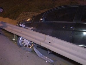 Tem Otoyolunda Kontrolü Kaybeden Sürücü Su Kanalına Uçtu