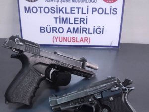 Kütahya’da Bir Araçta 2 Ruhsatsız Tabanca İle 4 Ayrı Aranması Olan Şahıs Ele Geçirildi