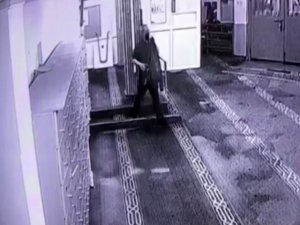 Hırsız Beğenmediği Ayakkabıyı Diğeriyle Değiştirdi