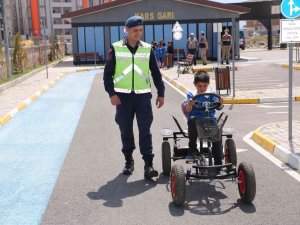 Kars’ta Jandarmadan Çocuklara Trafik Eğitimi