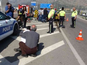 Ticari Taksi Ortadan İkiye Bölündü, Genç Sürücü Olay Yerinde Hayatını Kaybetti