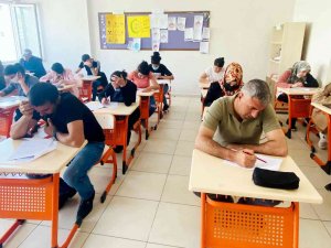 Tunceli’de Kitap Okuma Yarışmasına Katılan Veliler Sınava Girdi