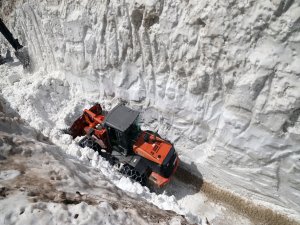Kaçkar Dağları'ndaki yayla yollarında ekipler bayram öncesi kar mesaisinde