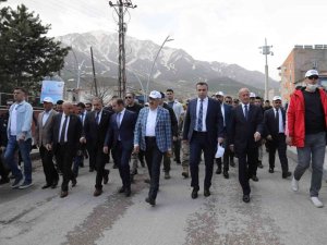 ’1. Akdamar Adası Badem Çiçeği Festivali’ Kortej Yürüyüşüyle Başladı