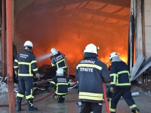 Kırklareli’nde Mobilya Fabrikasındaki Yangın Diğer İşyerlerine Sıçradı