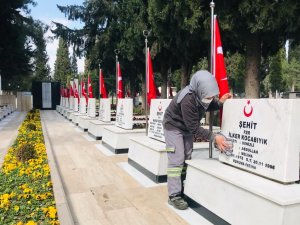 Denizli’de Mezarlıklarda Bayram Mesaisi