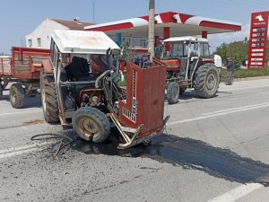 Traktörlerin Kazası Maddi Hasarla Atlatıldı