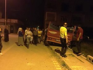 Kamyonet Direğe Çarptı: 3 Yaralı
