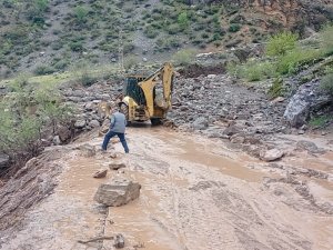 Batman’da Sel Ve Heyelan Köy Yollarını Ulaşıma Kapattı