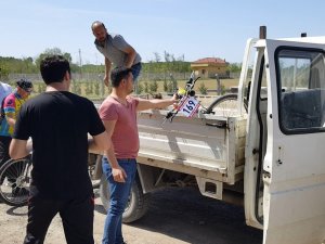 Edirne’de Bisiklet Yarışında Yorgun Düşenler Ambulans Ve Kamyonetle Geri Getirildi