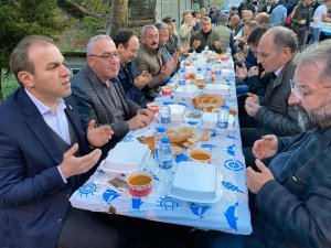 Derepazarı'nda Kaymakam ve Belediye Başkanı 500 Kişi ile Köy Meydanında İftar Açtı
