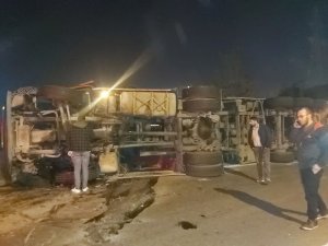 Hurda Yüklü Tır Devrildi, Kabinde Sıkışan Sürücü Yaralandı