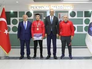 Başkan Vekili Aydın Başarılı Sporcuyu Ödüllendirdi