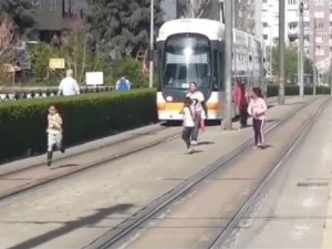 Çocukların Tramvay İle Tehlikeli Oyunu Yürekleri Ağza Getirdi