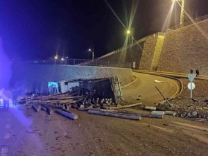 Kavşağı Dönemeyen Tomruk Yüklü Kamyon Devrildi: 1 Yaralı