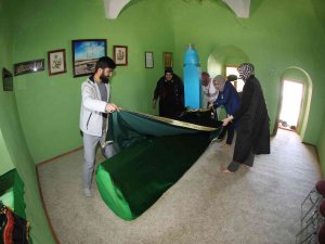 Seydişehir’deki Şeyh Memiş Efendi Türbesi Sandukasının Yeni Örtüsü Komek’ten