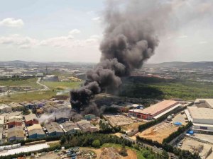 Tuzla’da Fabrikada Şiddetli Patlama: Fabrika Alevlere Teslim Oldu