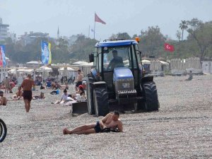Dünyaca Ünlü Sahil, Traktörlerle Tarla Gibi Sürülüp Sezona Hazırlanıyor